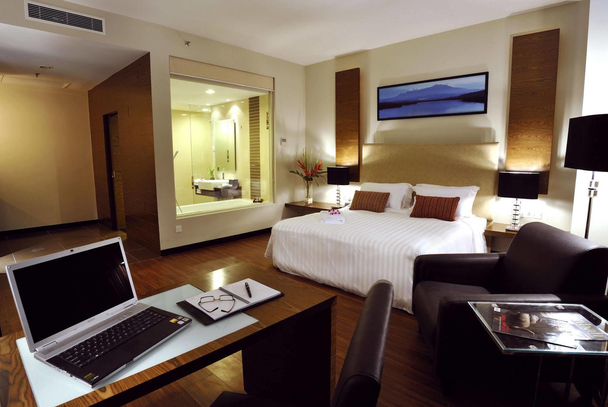 קוטה קינבלו Grand Borneo Hotel מראה חיצוני תמונה