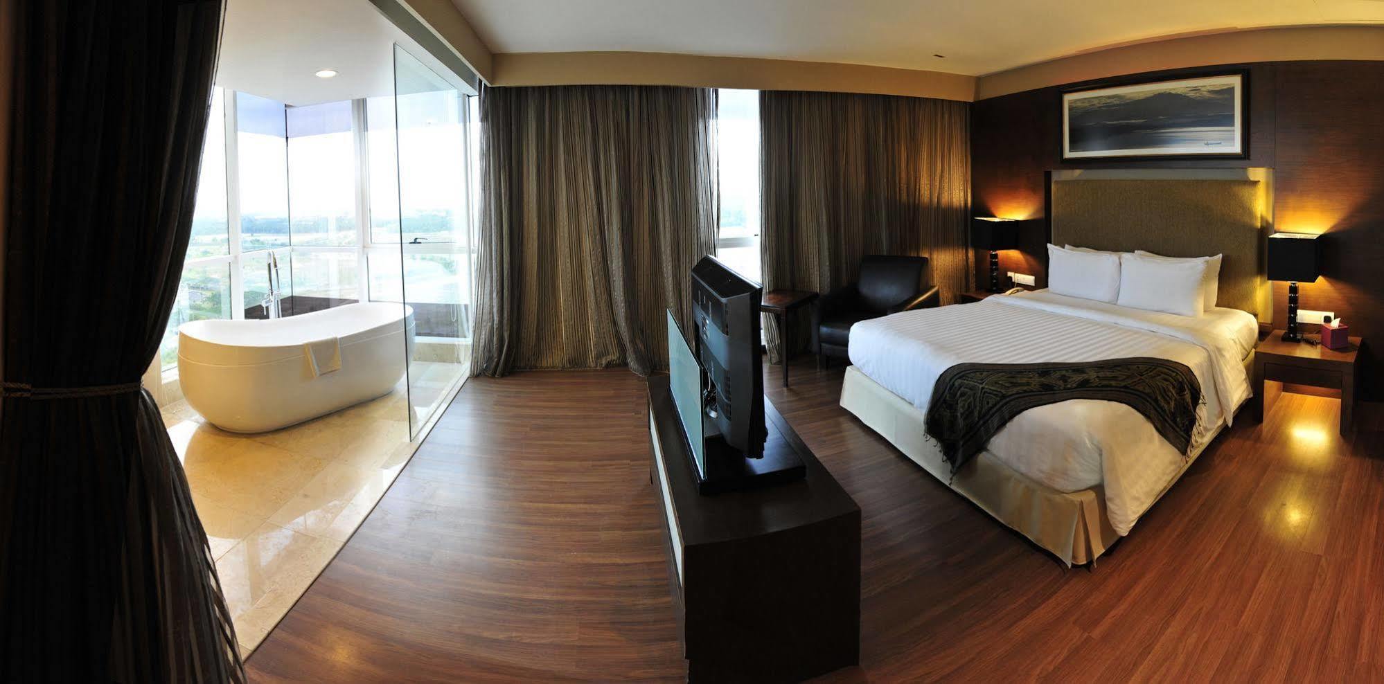 קוטה קינבלו Grand Borneo Hotel מראה חיצוני תמונה